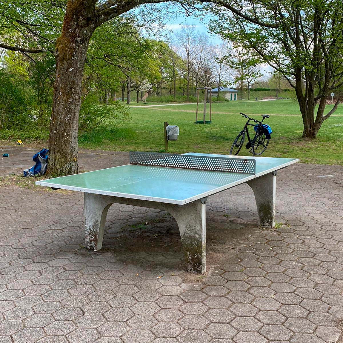 Tischtennis bei Minigolfpl. 1