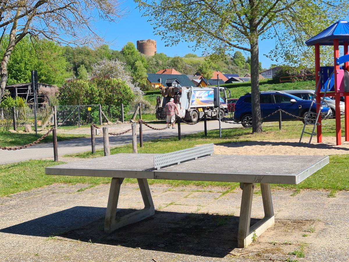 Tischtennis bei Weg zum Sportplatz