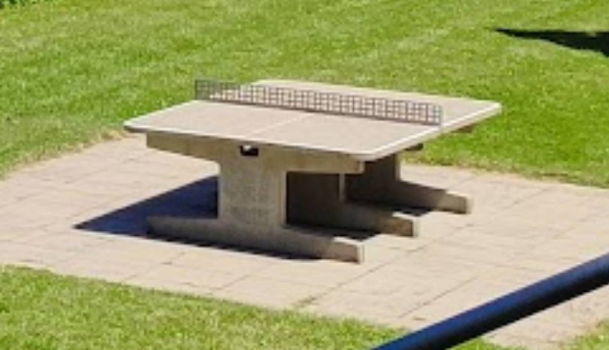 Tischtennis bei Weg zum Freibad